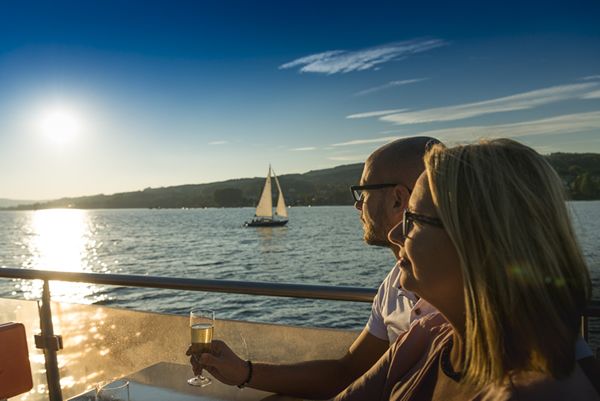 Bild mit Paar und Weingläsern auf dem Schiff